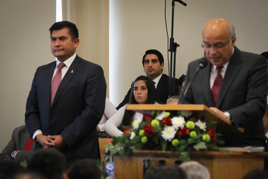 Élder Zeballos anunciando la nueva presidencia de Estaca para su sostenimiento