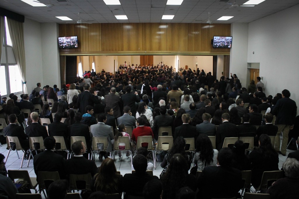 Salón Sacramental y Cultural repletos por la congregación.