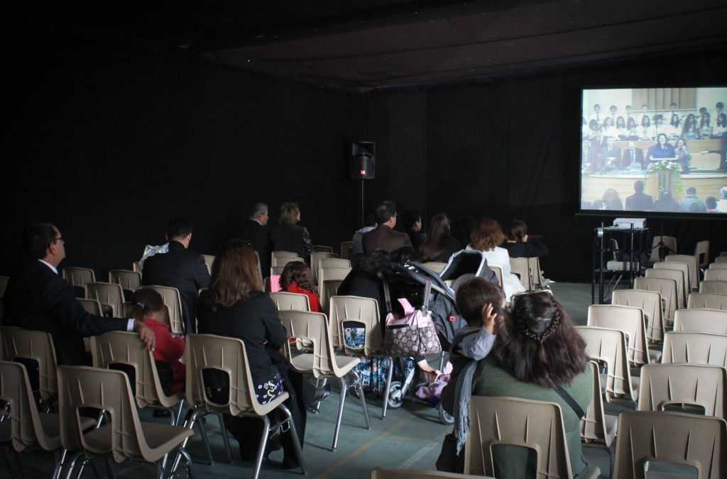 Miembros viendo la Conferencia desde anexo preparado para la ocasión.