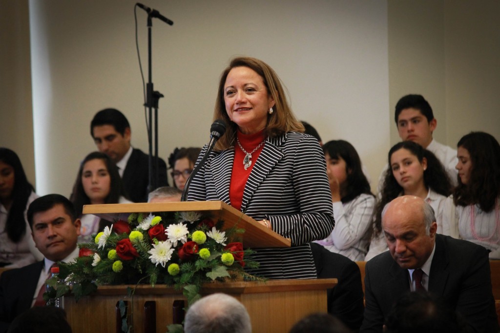 La Hermana Zeballos se dirige a la Estaca Talagante.