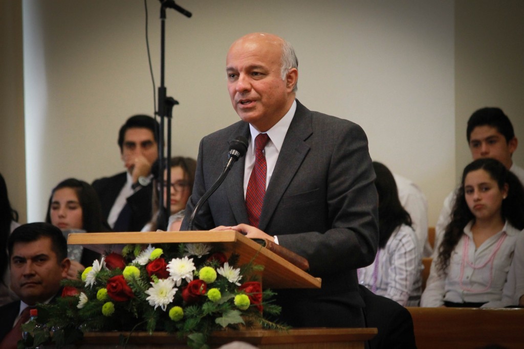 Élder Zeballos finalizando la Conferencia de la Estaca Talagante..