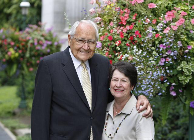 Elder L. Tom Perry (izquierda), junto a su esposa Barbara (derecha). Martes 31 de Julio de 2012 en Salt Lake City, Utah. (Tom Smart, Deseret News)