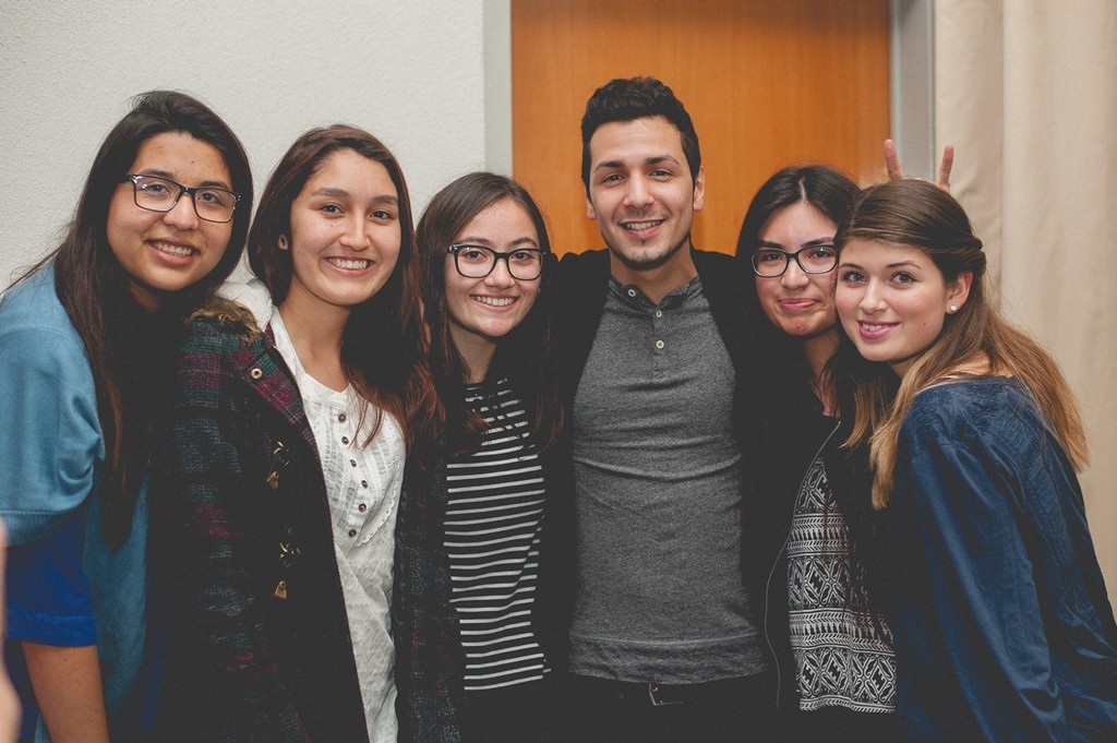 Luis Layseca posa para una foto junto a asistentes. | Niko Serey