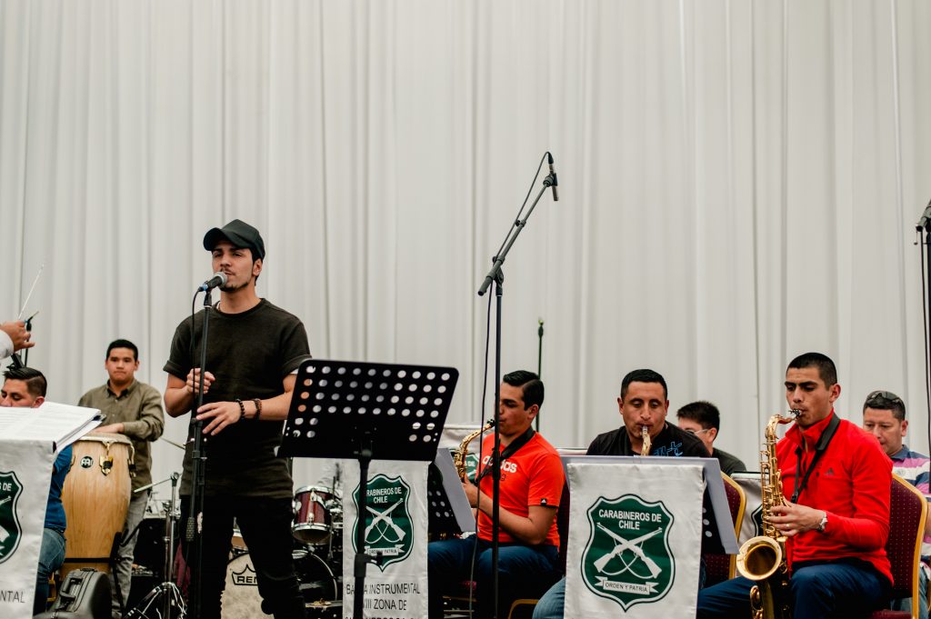 Luis Layseca junto a la Orquesta de Carabinero durante el ensayo general. | Niko Serey, El Faro Mormón.