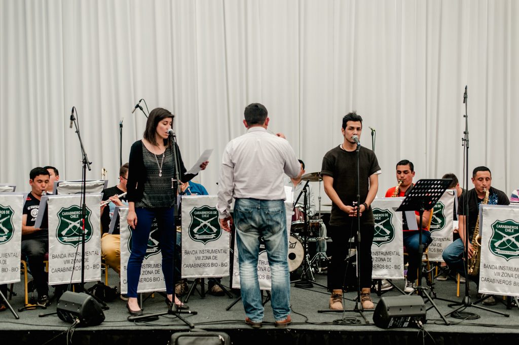 Luis Layseca junto a la soprano Natalia Vilchez y la Orquesta de Carabinero durante el ensayo general. | Niko Serey, El Faro Mormón.