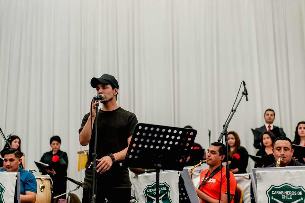 Luis Layseca junto a la Orquesta de Carabinero durante el ensayo general. | Niko Serey, El Faro Mormón.