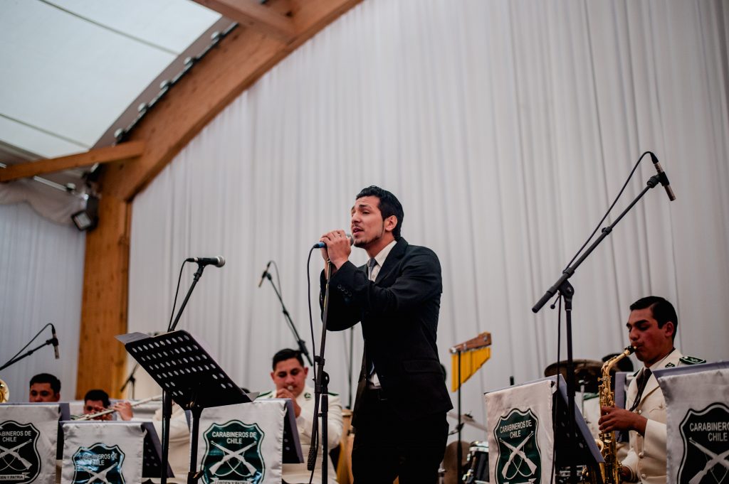 Luis Layseca cantó junto a la Orquesta de Carabineros, el Coro de la Iglesia SUD de la Región Concepción y la soprano Natalia Vilchez. | Niko Serey, El Faro Mormón.