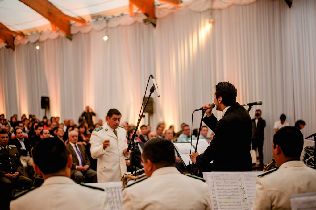 Luis Layseca cantó junto a la Orquesta de Carabineros, el Coro de la Iglesia SUD de la Región Concepción y la soprano Natalia Vilchez. | Niko Serey, El Faro Mormón.