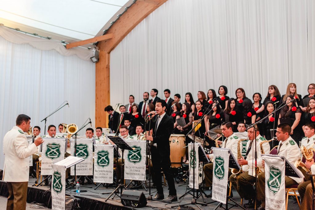 Luis Layseca cantó junto a la Orquesta de Carabineros, el Coro de la Iglesia SUD de la Región Concepción y la soprano Natalia Vilchez. | Niko Serey, El Faro Mormón.