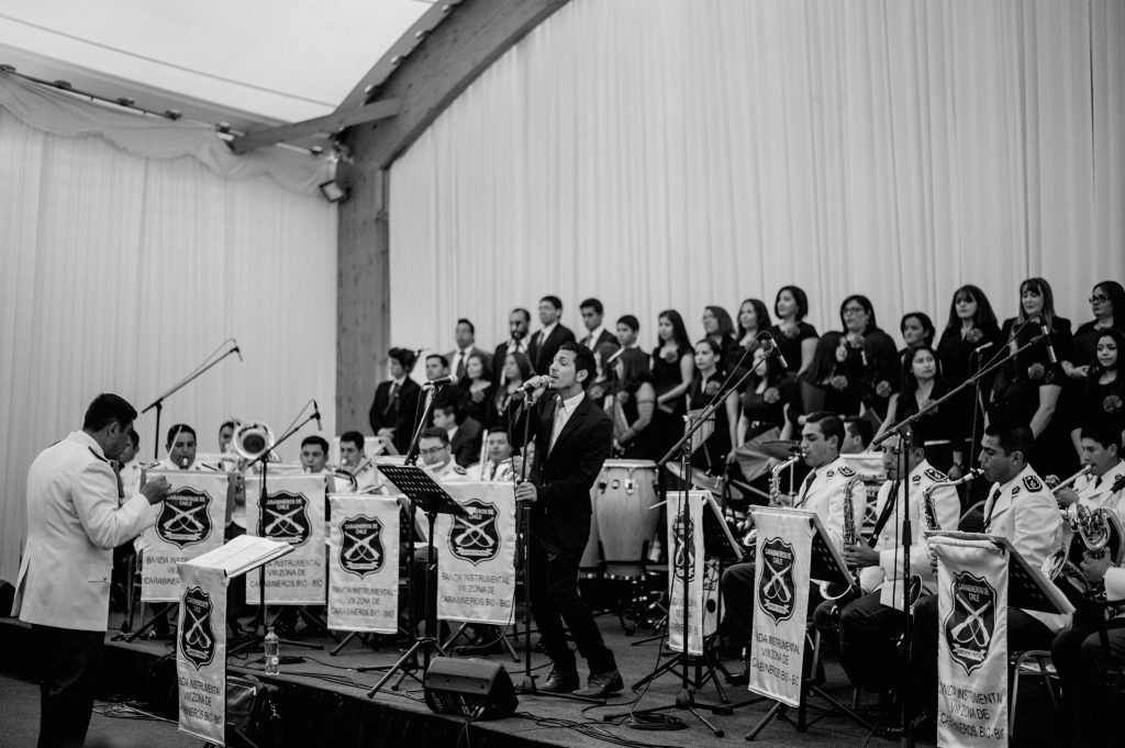 Luis Layseca cantó junto a la Orquesta de Carabineros, el Coro de la Iglesia SUD de la Región Concepción y la soprano Natalia Vilchez. | Niko Serey, El Faro Mormón.