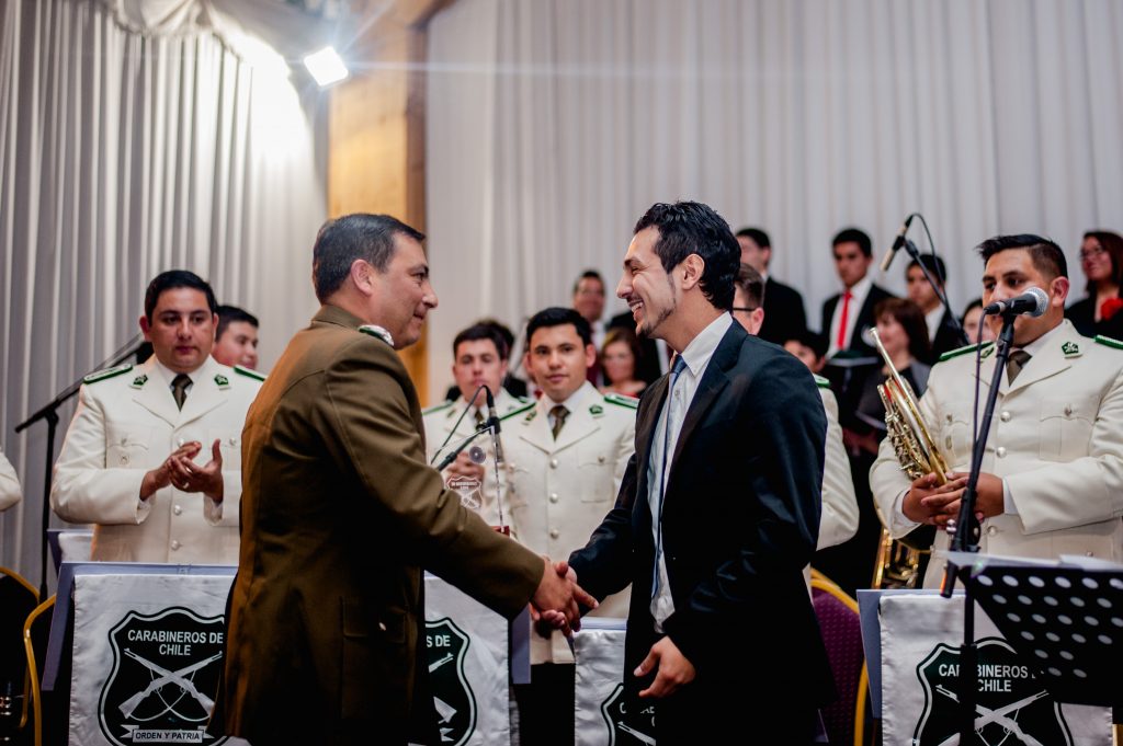 Luis Layseca cantó junto a la Orquesta de Carabineros, el Coro de la Iglesia SUD de la Región Concepción y la soprano Natalia Vilchez. | Niko Serey, El Faro Mormón.