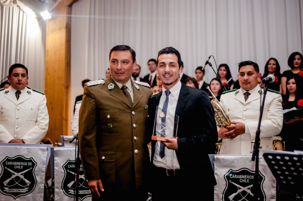 Luis Layseca cantó junto a la Orquesta de Carabineros, el Coro de la Iglesia SUD de la Región Concepción y la soprano Natalia Vilchez. | Niko Serey, El Faro Mormón.