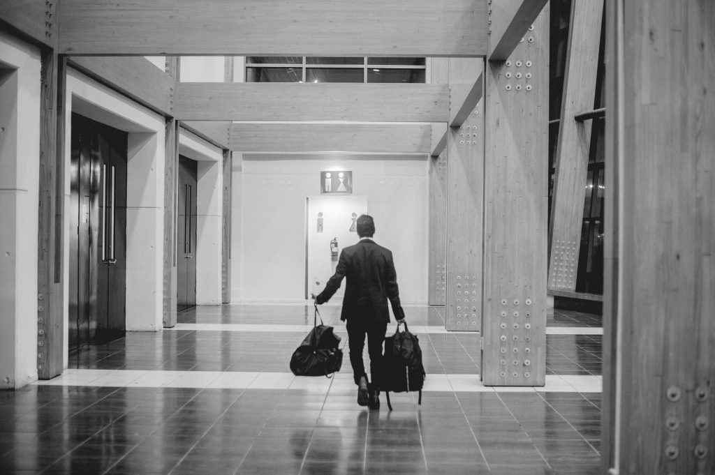 Luis Layseca llegando al centro de eventos penquista Suractivo. | Niko Serey, El Faro Mormón.