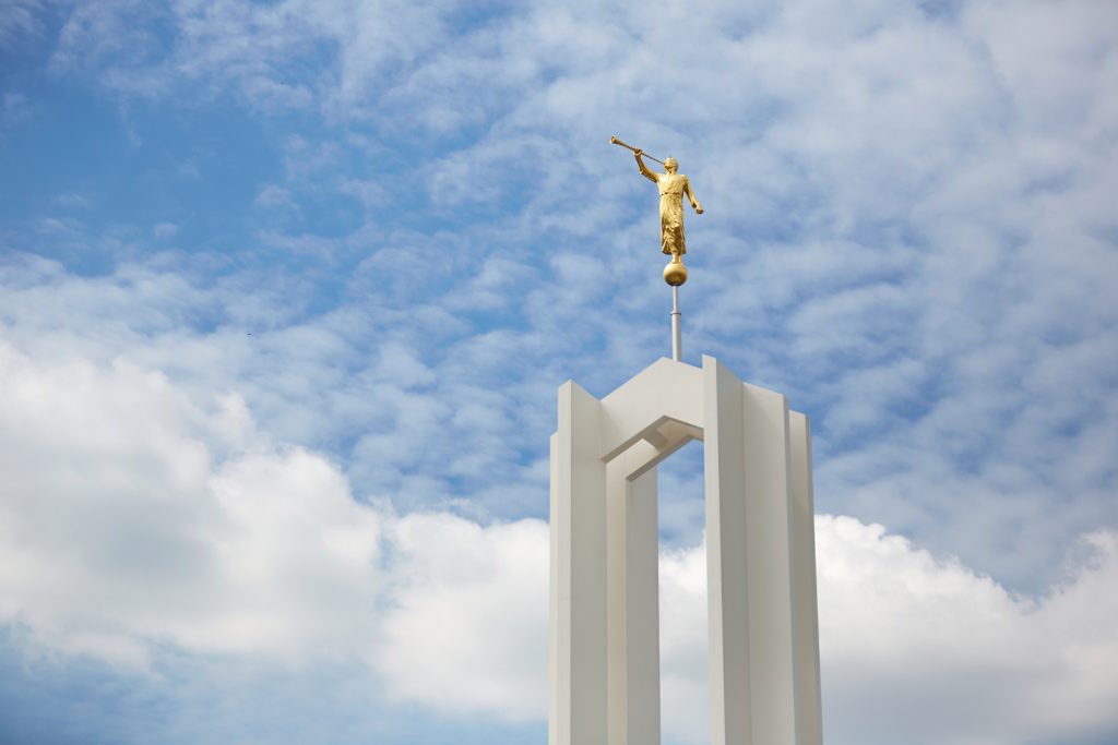 Estatua del Ángel Moroni a lo alto del Templo de Freiberg Alemania. | La Iglesia de Jesucristo de los Santos de los Últimos Días.