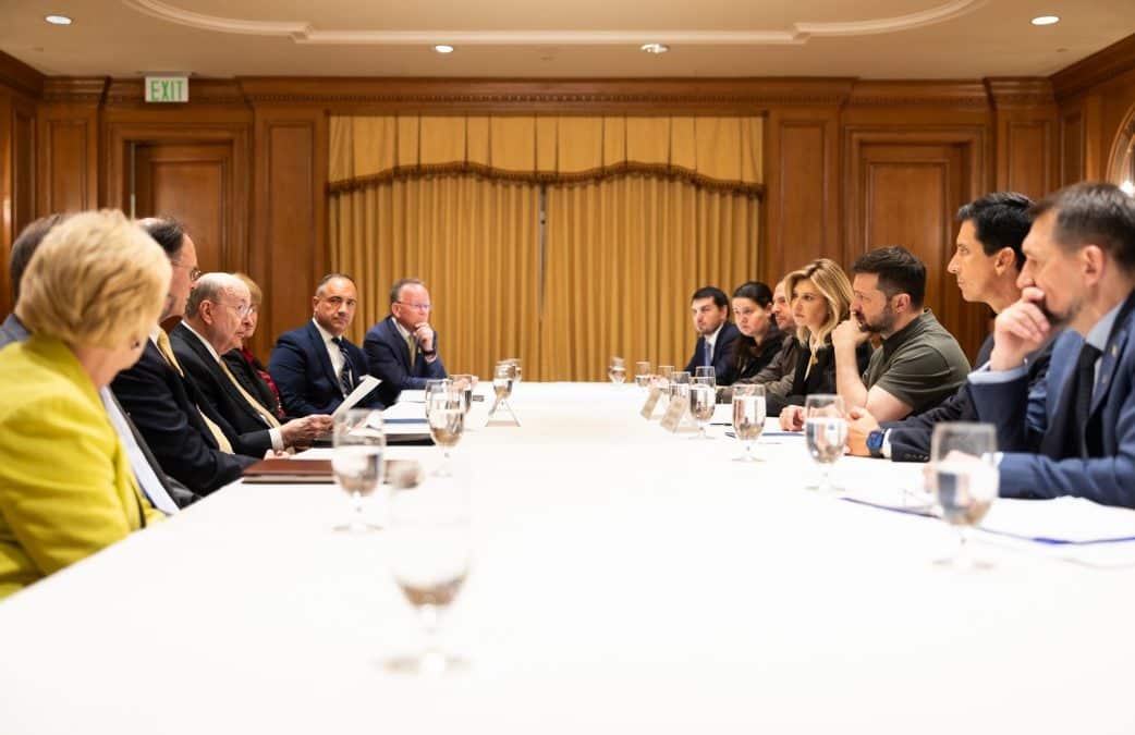 Presidente ucraniano Volodímir Zelenski se reúne con el élder Quentin L. Cook en visita a SLC