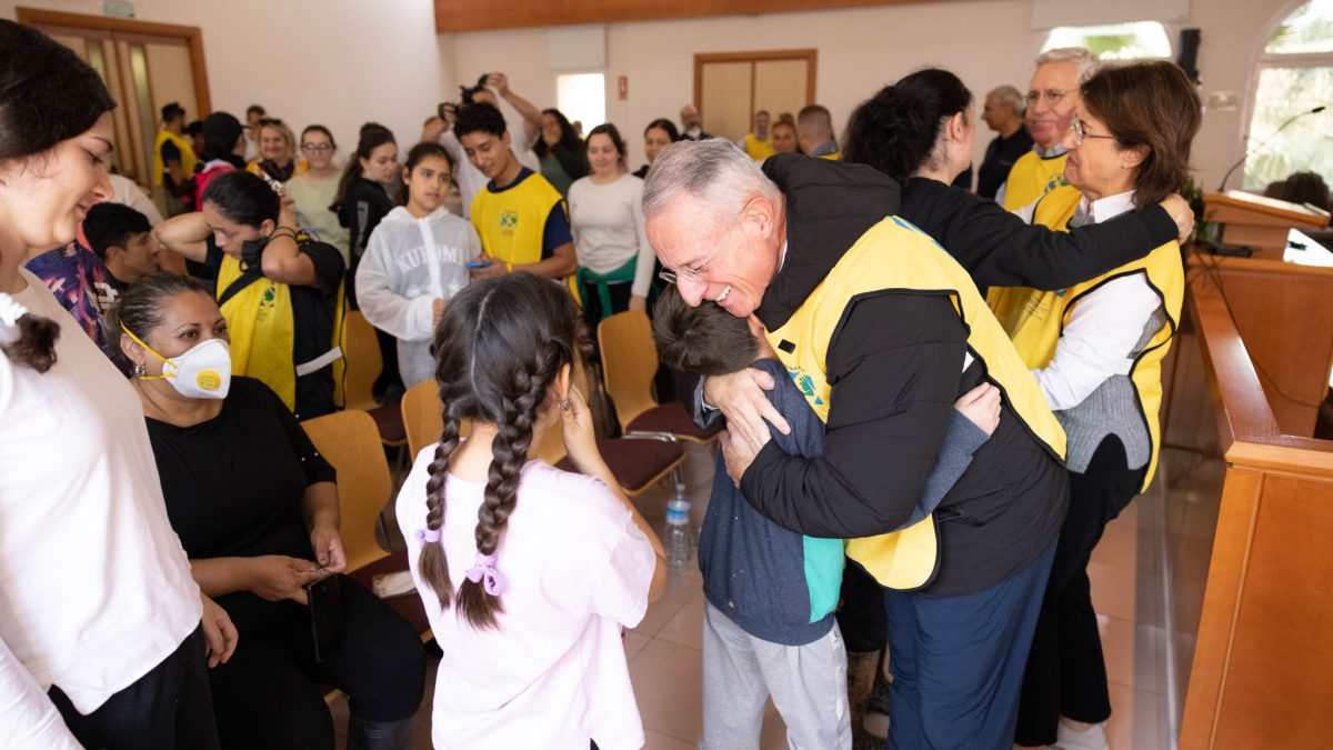 Élder Soares ministra a afectados por inundaciones en Valencia