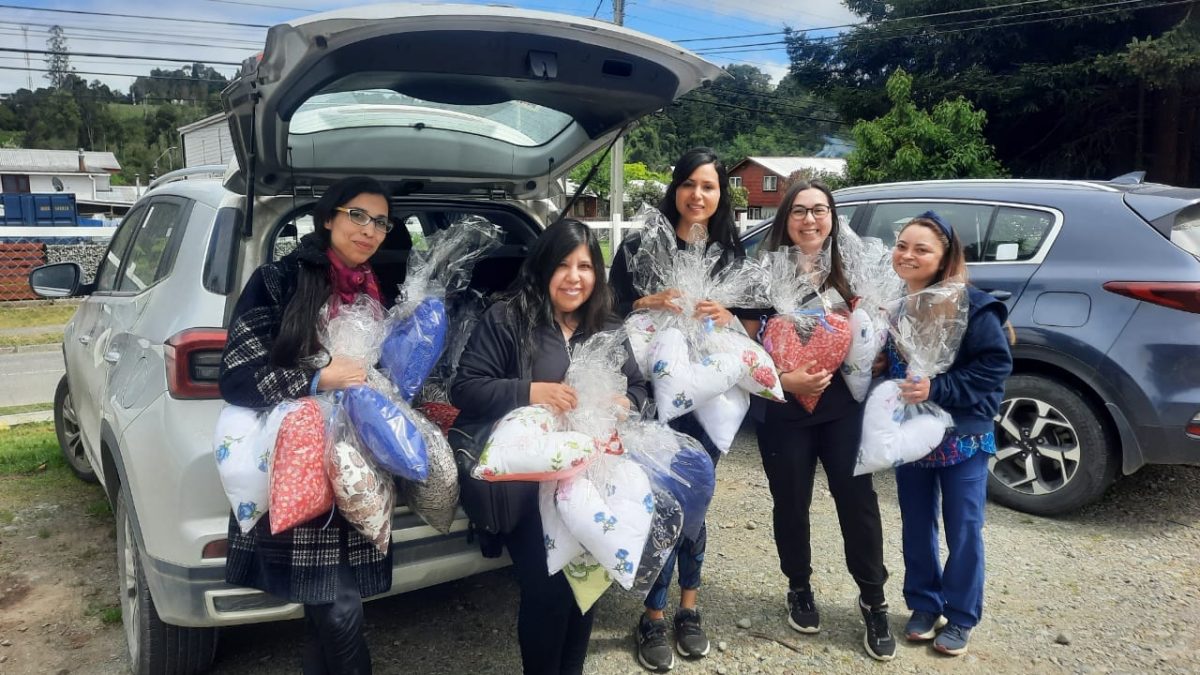 Sociedad de Socorro de Frutillar dona cojines terapéuticos para pacientes con cáncer mamario