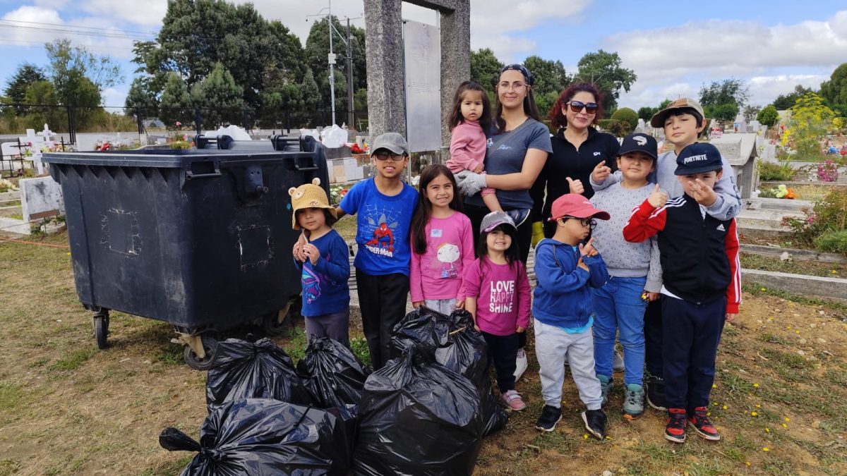 En el año del servicio, la Primaria de sur de Chile limpia el cementerio municipal